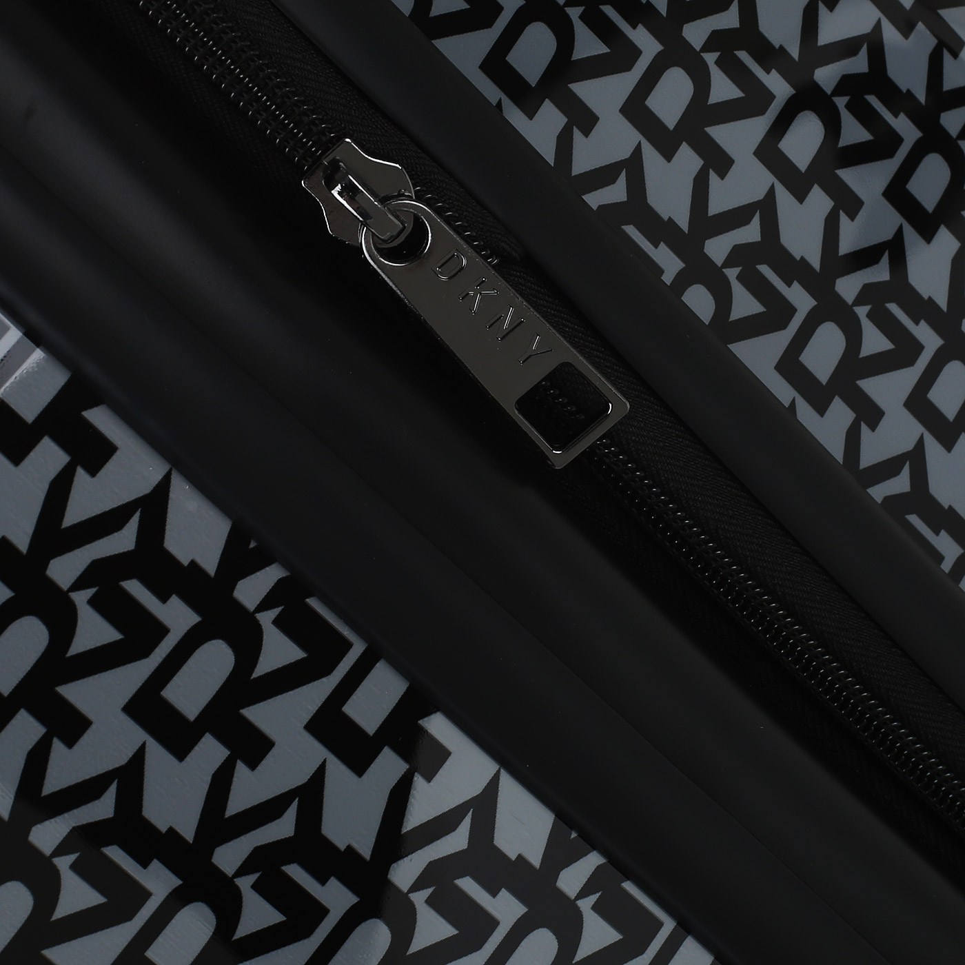 Чемодан средний M из ABS-пластика с кодовым замком DKNY DKNY-069 Vintage Signature Hardside