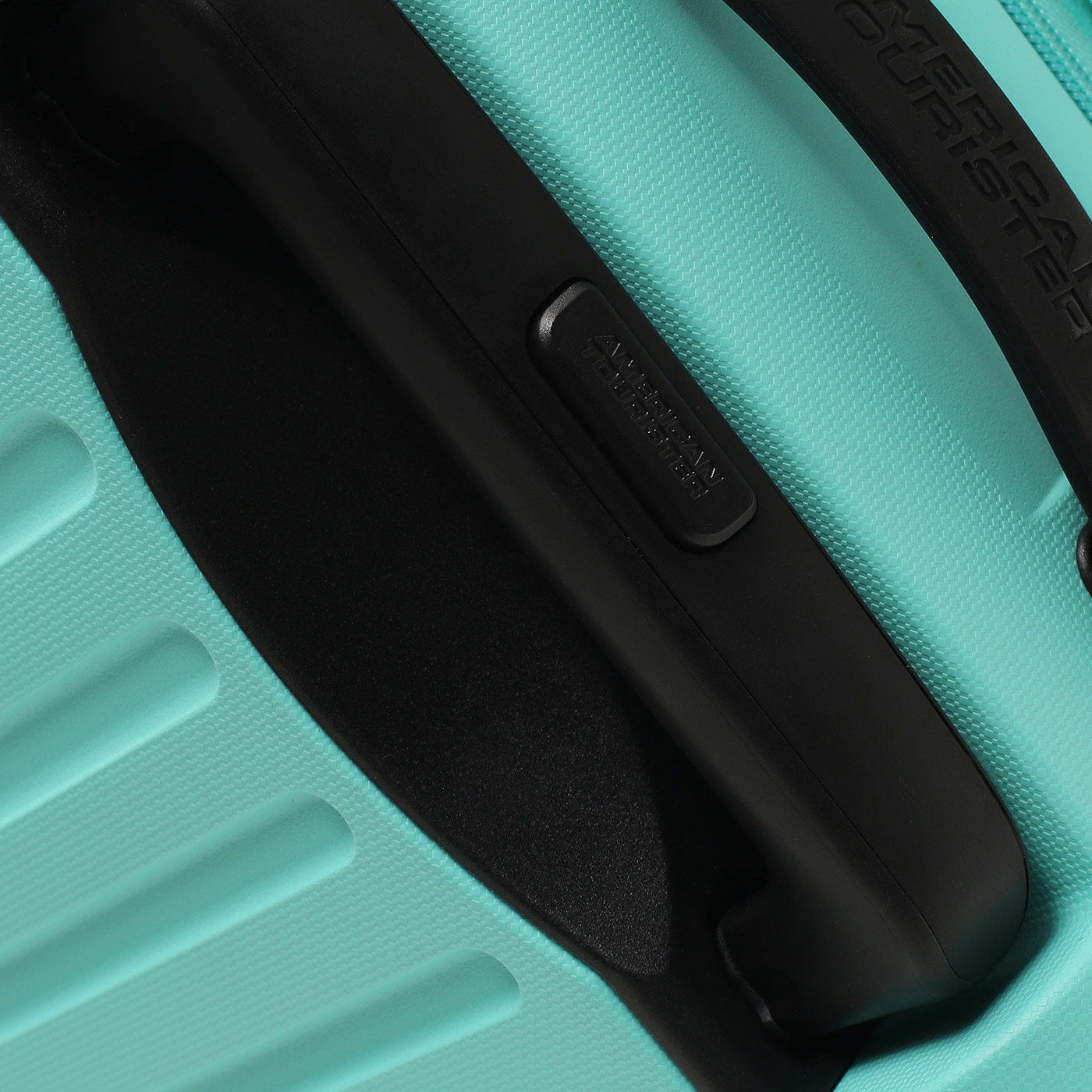 Чемодан средний M из полипропилена American Tourister Rejoy