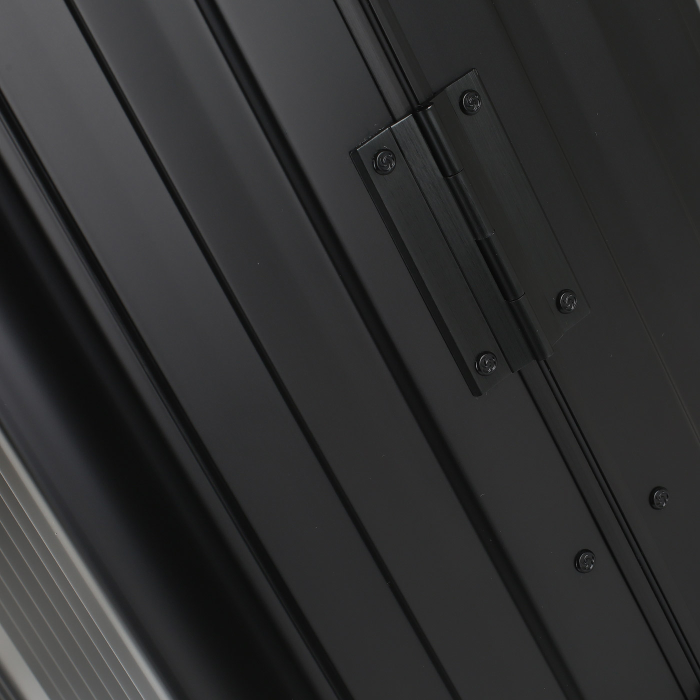 Чемодан средний M  с кодовым замком Samsonite Lite-Box ALU