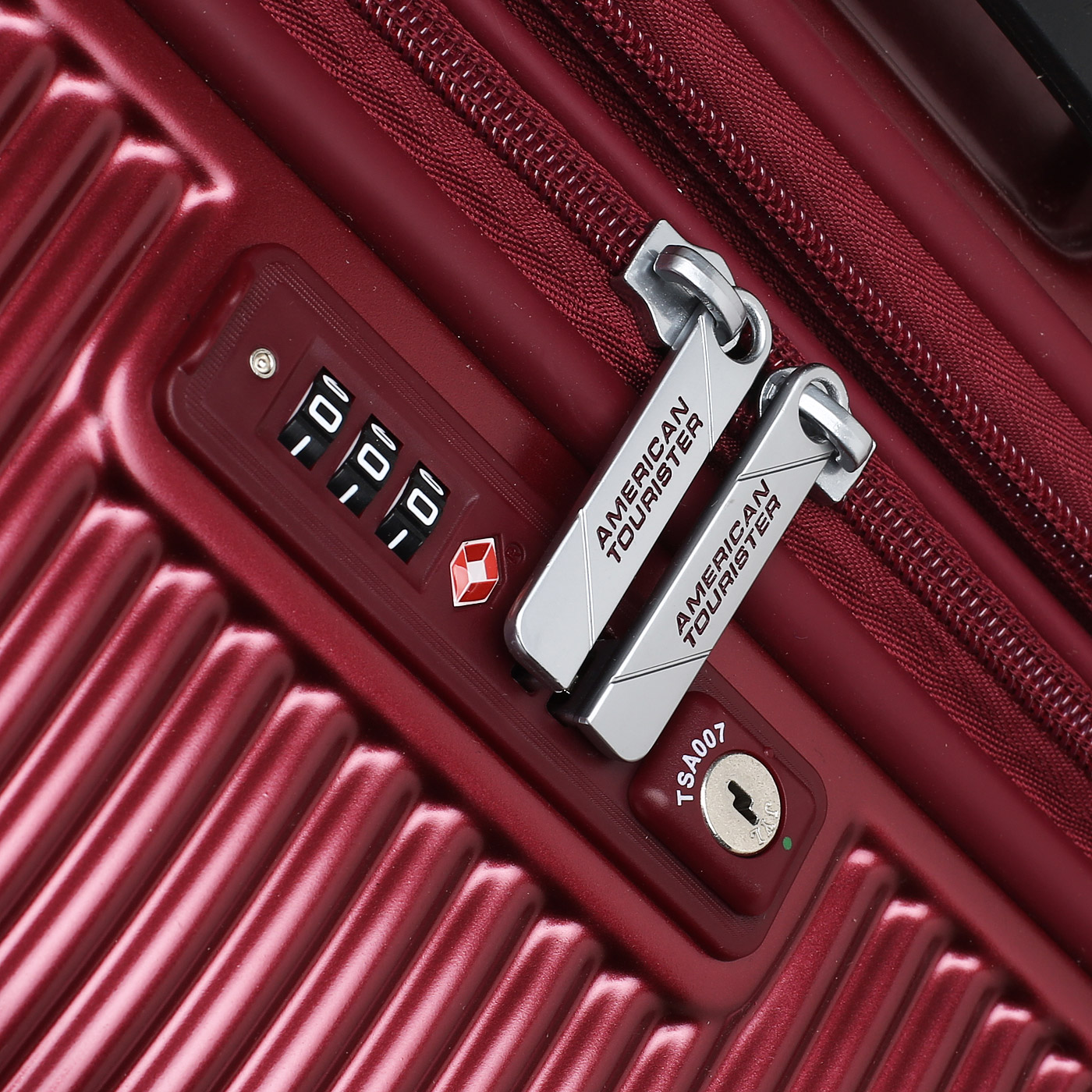 Чемодан большой L из поликарбоната с кодовым замком American Tourister Modern Dream