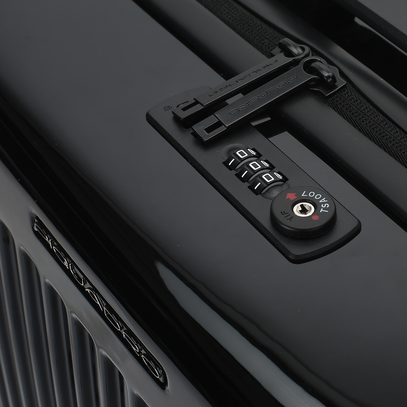 Чемодан для ручной клади из поликарбоната с кодовым замком Piquadro Seeker