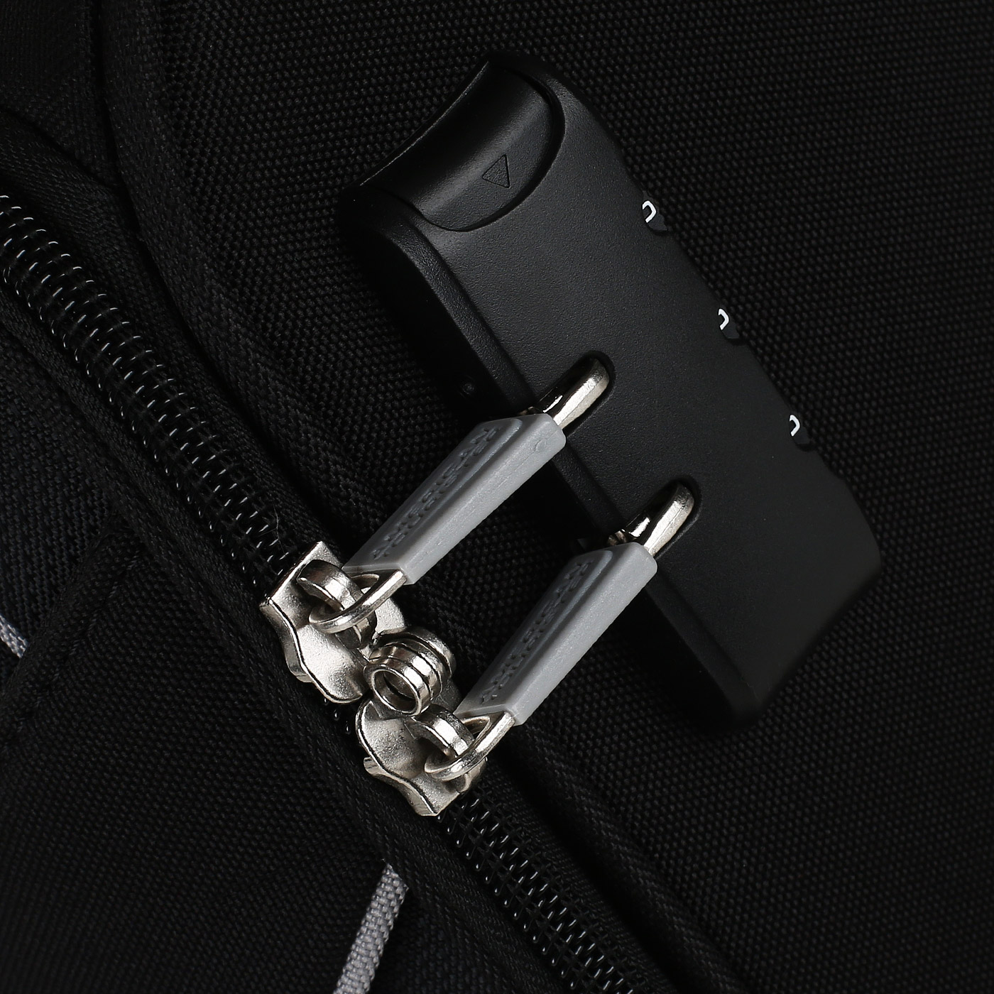 Чемодан для ручной клади тканевый с кодовым замком American Tourister Holiday Heat