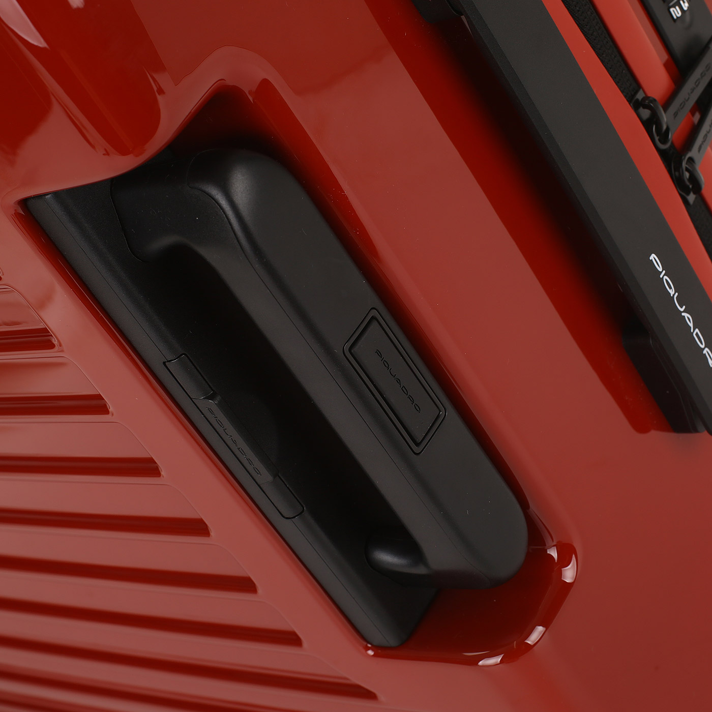 Чемодан средний M из поликарбоната с кодовым замком Piquadro Seeker