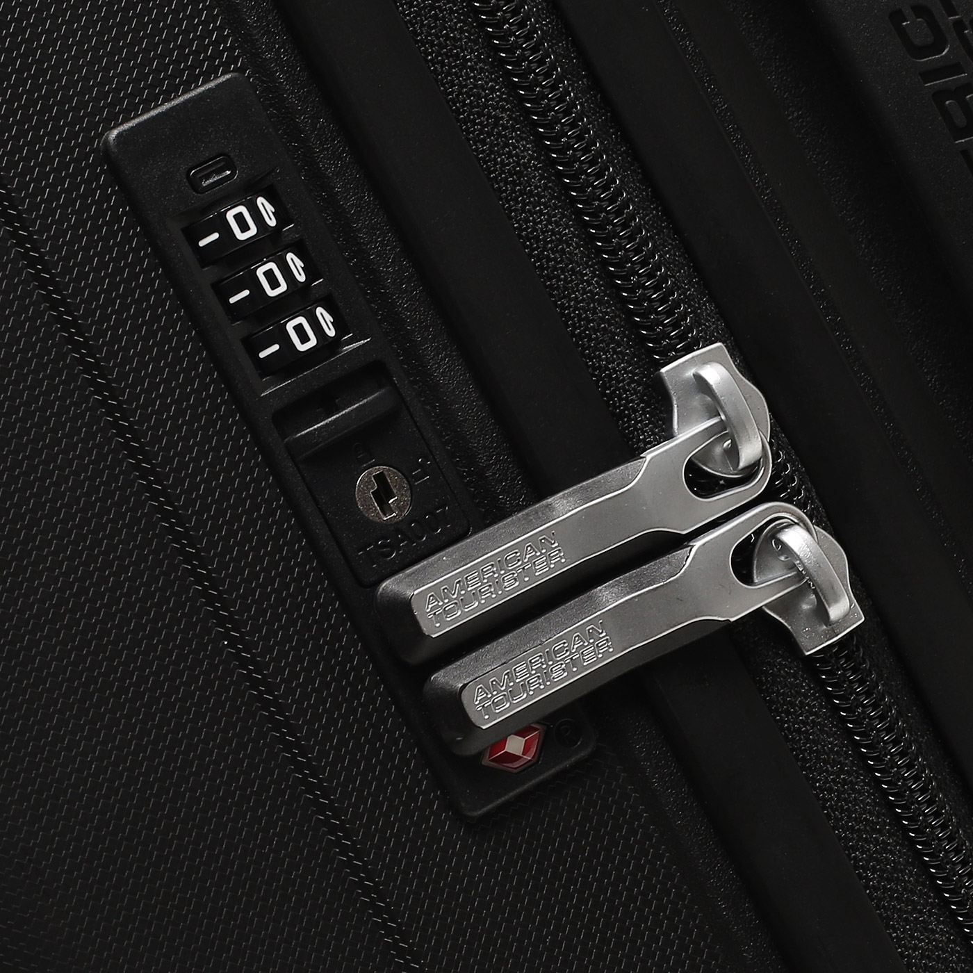 Чемодан средний M из полипропилена American Tourister Rejoy