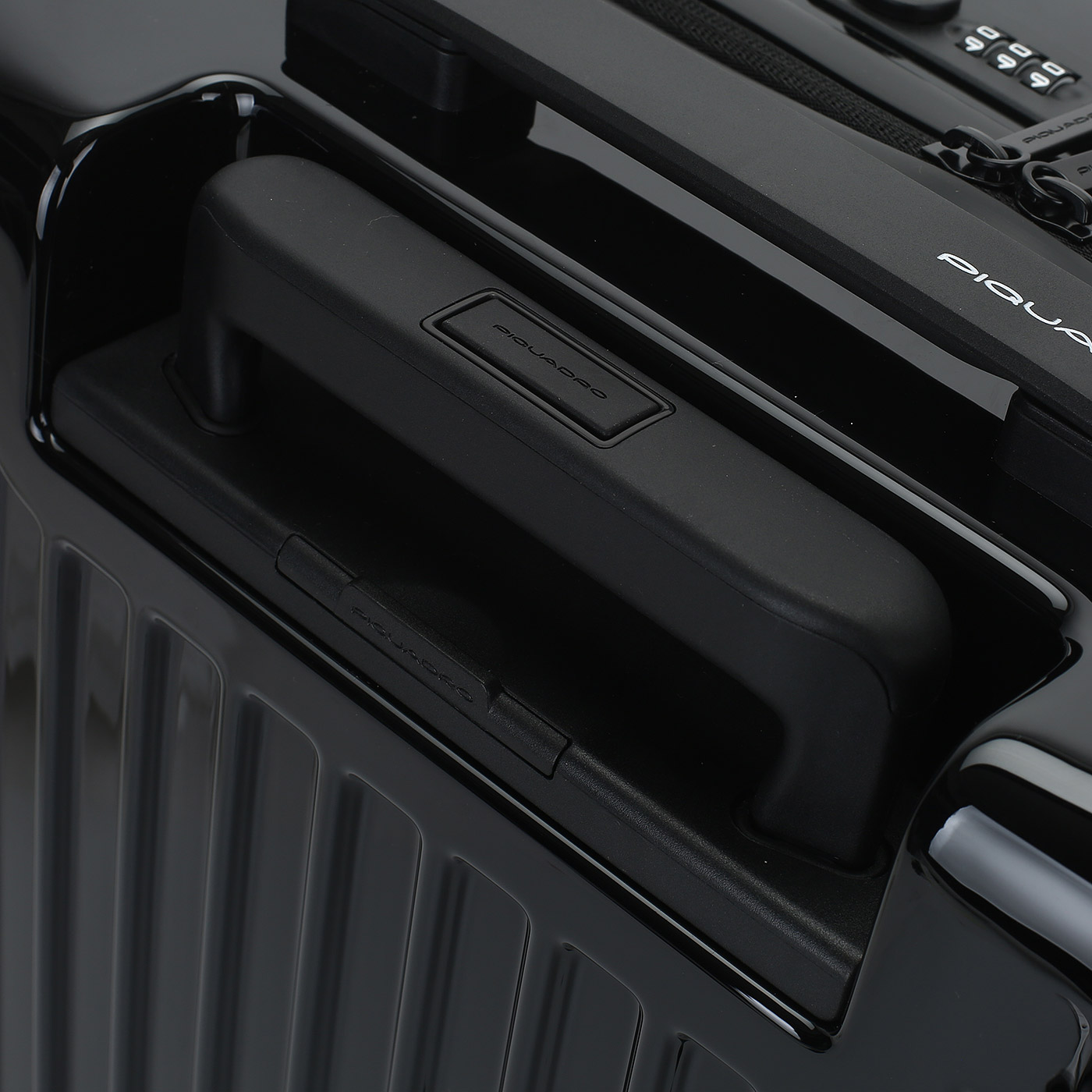 Чемодан для ручной клади из поликарбоната с кодовым замком Piquadro Seeker