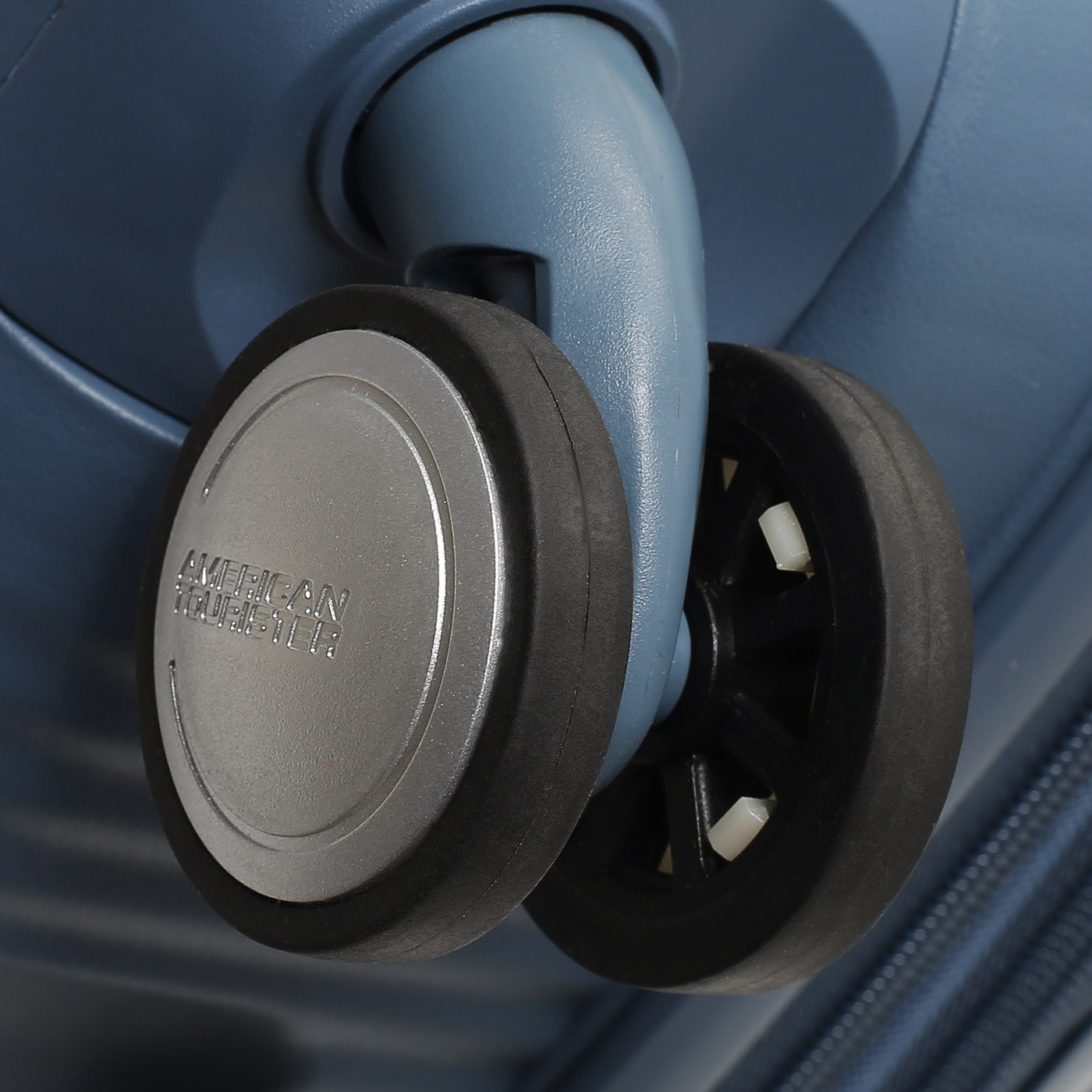 Чемодан большой L из полипропилена American Tourister Soundbox