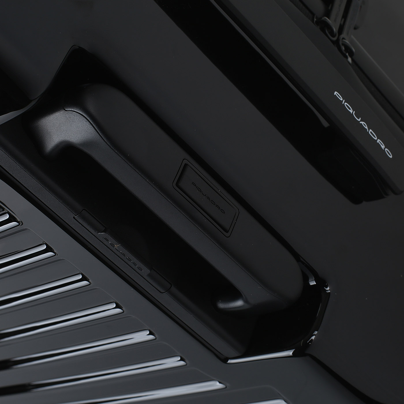 Чемодан большой L из поликарбоната с кодовым замком Piquadro Seeker