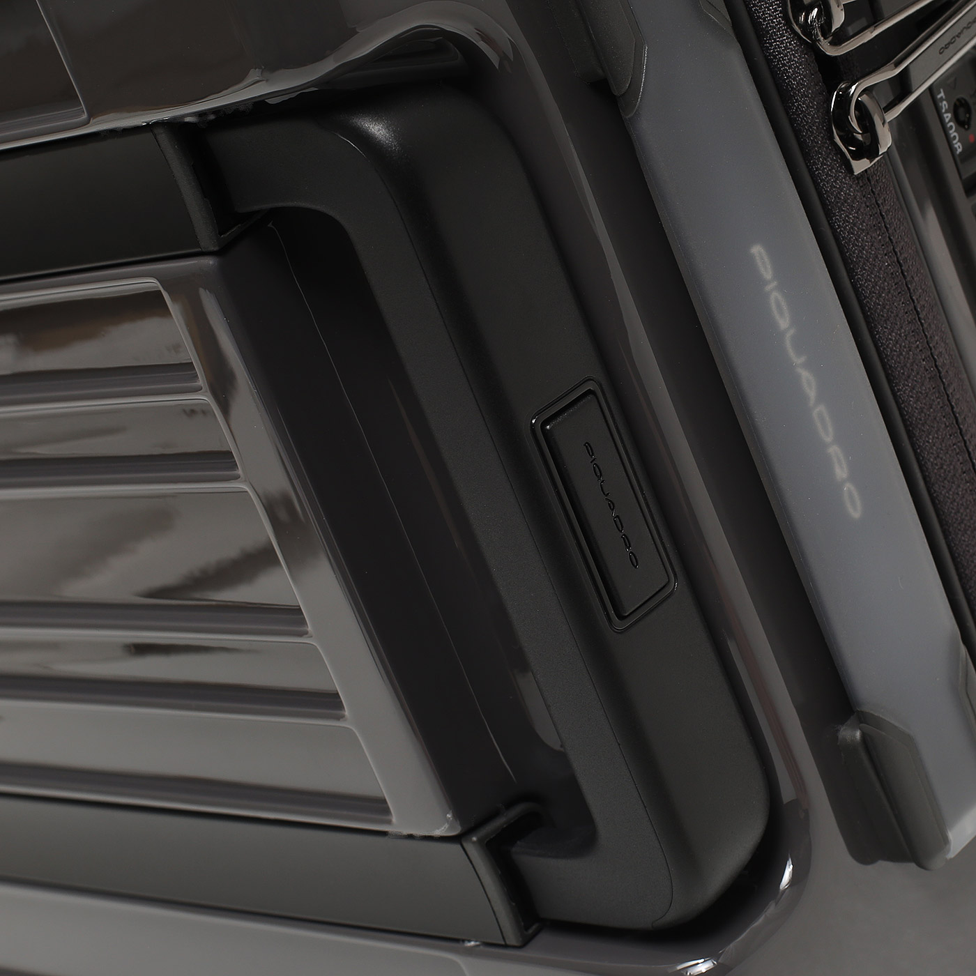 Чемодан для ручной клади из поликарбоната Piquadro Pop